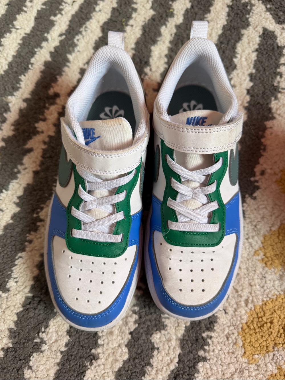 Nike Kids Low-Top Sneakers in White, Blue & Green